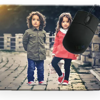 פד עכבר עם הדפסת תמונה אישית של שני ילדים, ועליו עכבר שחור מונח