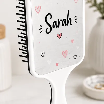 מברשת שיער לבנה עם הדפסה אישית של השם "Sarah" ולבבות ורודים ושחורים על הגב